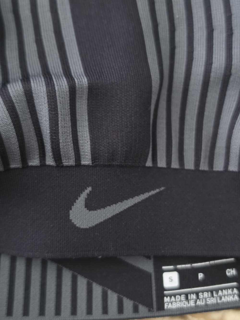Nike Fe/Nom Flyknit Black Gray Seamless Striped High-Support Sports Bra Small - Picture 7 of 7